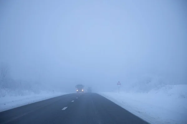 Ομίχλη Βράδυ Χειμερινός Ασφαλτοστρωμένος Δρόμος Θολή Φωτογραφία — Φωτογραφία Αρχείου