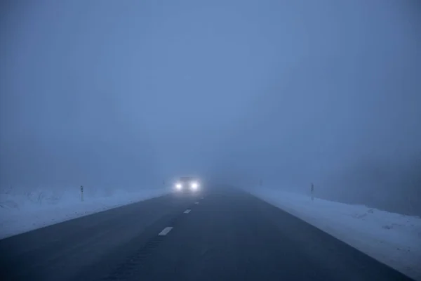 Ομίχλη Βράδυ Χειμερινός Ασφαλτοστρωμένος Δρόμος Θολή Φωτογραφία — Φωτογραφία Αρχείου