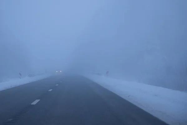 Večer Zamlžená Cesta Zimní Asfaltová Cesta Rozmazala Rozmazaná Fotografie — Stock fotografie