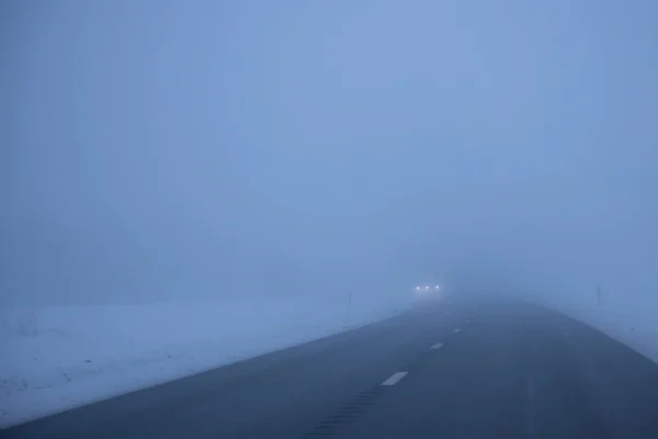 Strada Nebbiosa Sera Strada Asfaltata Invernale Offuscata Foto Offuscata — Foto Stock