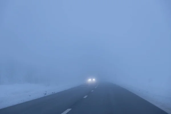 Večer Zamlžená Cesta Zimní Asfaltová Cesta Rozmazala Rozmazaná Fotografie — Stock fotografie