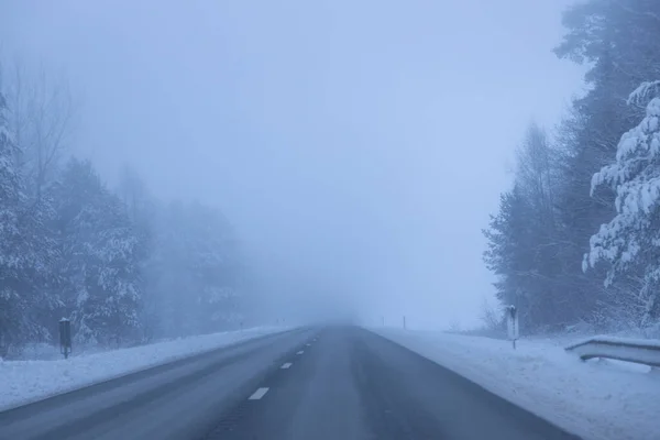 Mistige Weg Avond Winter Asfaltweg Wazig Wazige Foto — Stockfoto
