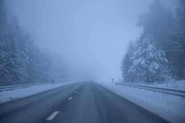 Mistige Weg Avond Winter Asfaltweg Wazig Wazige Foto — Stockfoto