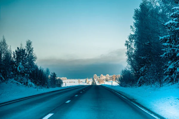 Winterasfaltweg Winterweg Bomen Met Sneeuw Lets Landschap Zachte Focus Foto — Stockfoto