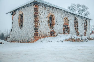 Şatonun HDR fotoğrafı kışın Limbazi 'nin merkezindeki harabelerde..