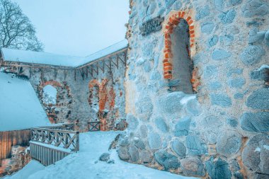 Şatonun HDR fotoğrafı kışın Limbazi 'nin merkezindeki harabelerde..
