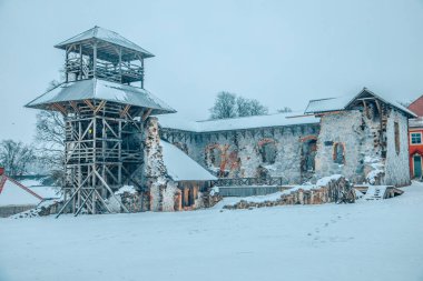 Şatonun HDR fotoğrafı kışın Limbazi 'nin merkezindeki harabelerde..