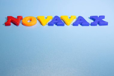 Novavax Şirketi logosu. Eğik ve değişken çocuklar için antivirüs adı verilen mektuplar. Yüksek açılı fotoğraf, yumuşak odak.