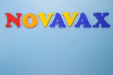 Novavax Şirketi logosu. Eğik ve değişken çocuklar için antivirüs adı verilen mektuplar. Yüksek açılı fotoğraf, yumuşak odak.