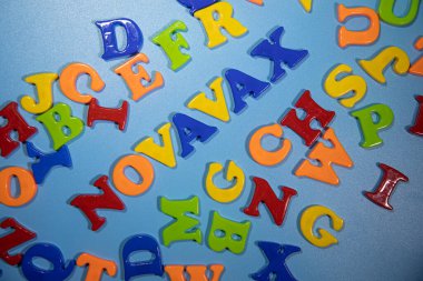 Novavax Şirketi logosu. Eğik ve değişken çocuklar için antivirüs adı verilen mektuplar. Yüksek açılı fotoğraf, yumuşak odak.