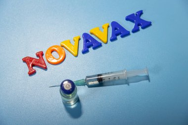 Novavax Şirketi logosu. Eğik ve değişken çocuklar için antivirüs adı verilen mektuplar. Yüksek açılı fotoğraf, yumuşak odak.
