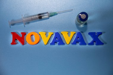 Novavax Şirketi logosu. Eğik ve değişken çocuklar için antivirüs adı verilen mektuplar. Yüksek açılı fotoğraf, yumuşak odak.