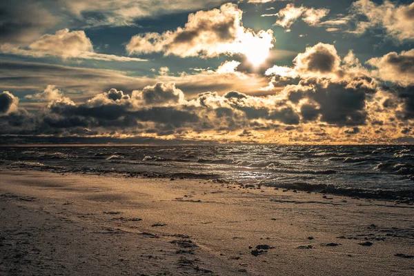 Sunlight Shines Sea Waves Wind Blows Waves Ashore Winter Embankment — Stockfoto
