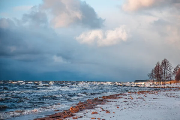 Солнечный Свет Светит Морские Волны Ветер Уносит Волны Берег Зимой — стоковое фото