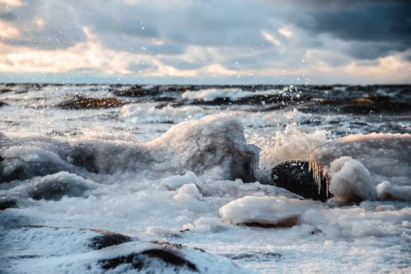 Zonlicht Schijnt Zeegolven Wind Blaast Golven Aan Land Winter Dijk — Stockfoto