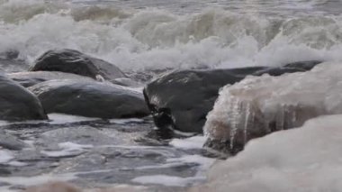 Buzlu taşlı kış dalgaları. Fırtınadan önce deniz dalgaları