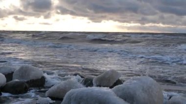 Buzlu taşlı kış dalgaları. Fırtınadan önce deniz dalgaları