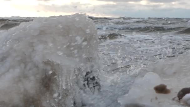 Zimowe Fale Morskie Lodowatymi Kamieniami Fale Morskie Przed Burzą — Wideo stockowe