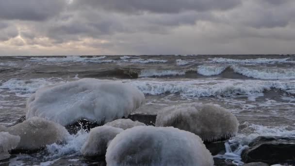 冬天的海浪和冰冷的石头 风暴前的海浪 — 图库视频影像