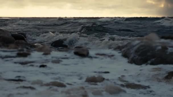 冬天的海浪和冰冷的石头 风暴前的海浪 — 图库视频影像