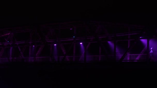 Eski Demiryolu Köprüsü Aydınlandı Köprüde Işık Gösterisi Geceleri Işıklar Sisli — Stok video