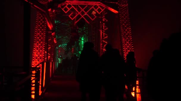 Viejo Puente Ferroviario Está Iluminado Espectáculo Luces Puente Luces Noche — Vídeo de stock