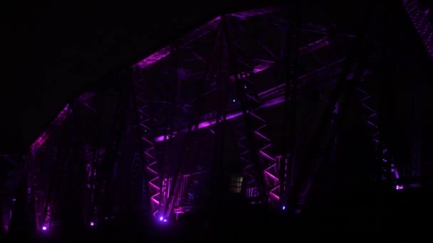Старый Железнодорожный Мост Освещается Световое Шоу Мосту Свет Ночью Туманный — стоковое видео