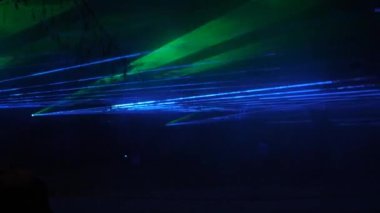 Dumanda lazer projeksiyon ışınları. Siste lazer ışınları