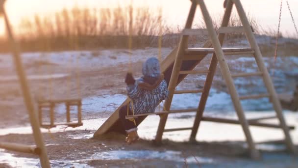 Barnet Gungade Gunga Kvällen Med Solnedgången Bakgrunden Till Barnet Suddig — Stockvideo