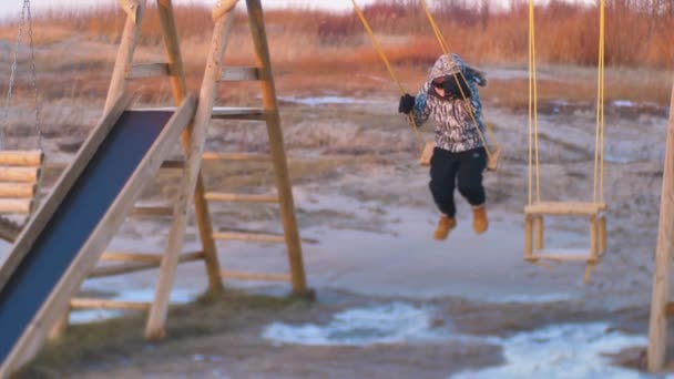 Niño Sacudió Columpio Tarde Con Puesta Sol Fondo Del Niño — Vídeos de Stock