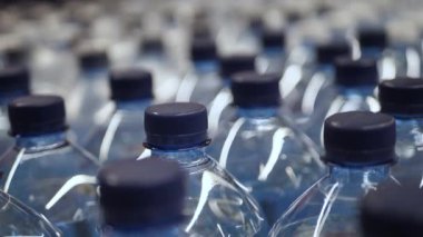 Limonata ve vida kapaklı dolu şişeler.