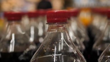 Limonata ve vida kapaklı dolu şişeler.