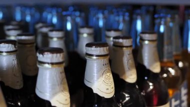 Bira dolu cam şişeler. Dükkandaki rafta bira var.