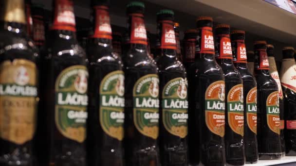 Volle Glazen Flessen Met Bier Bier Plank Winkel — Stockvideo