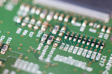 Elektronik pano, radyo parçaları ve elektronik cihazdan çip işlemcisi. Seçici odak.