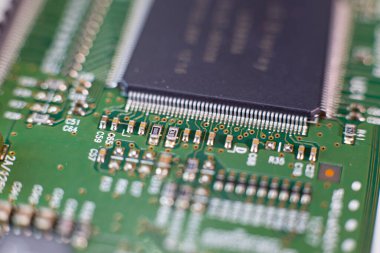 Elektronik pano, radyo parçaları ve elektronik cihazdan çip işlemcisi. Seçici odak.