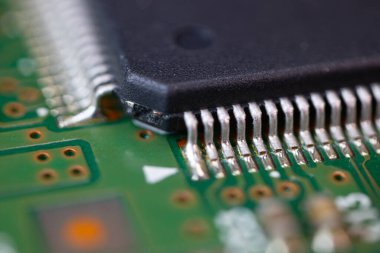 Elektronik pano, radyo parçaları ve elektronik cihazdan çip işlemcisi. Seçici odak.