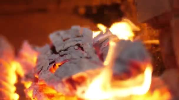 薪で暖炉では 熱い石炭がストーブを加熱します 傾きとオフセット効果を持つ高角度の時間オフセット — ストック動画
