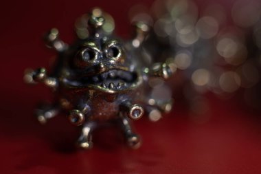 Yüzü olan güçlü bir virüs. Koronavirüs biraz bulanık. Metalden yapılmış bir virüs türü.