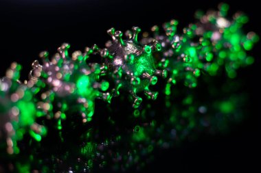 Yüzü olan güçlü bir virüs. Koronavirüs biraz bulanık. Metalden yapılmış bir virüs türü.