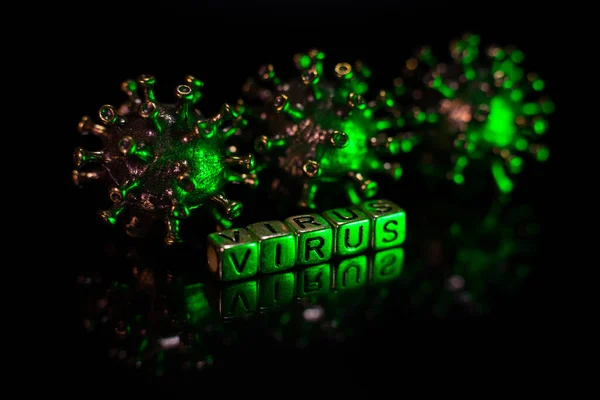 Virus Furioso Fuerte Con Cara Coronavirus Está Ligeramente Borroso Tipo —  Fotos de Stock