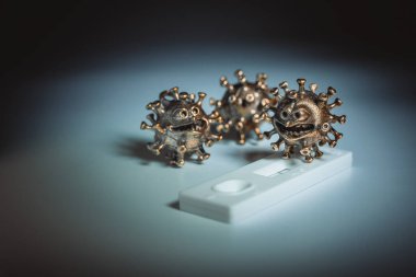 Covid hızlı virüs testi. Öfkeli bir virüs covid testinde oturuyor