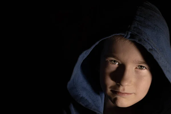 Ung Pojke Huvan Mörkt Porträtt Ett Ensamt Barn — Stockfoto
