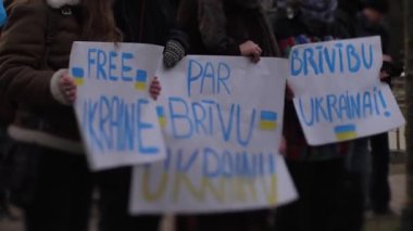 Rusya 'nın Letonya' daki Rus Büyükelçiliği 'nde Ukrayna' ya düzenlediği saldırıya karşı çıkan posterler. Riga, Letonya, 02.25.2022