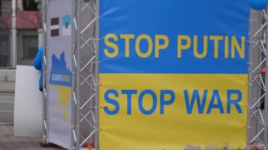 Rusya 'nın Letonya' daki Rus Büyükelçiliği 'nde Ukrayna' ya düzenlediği saldırıya karşı çıkan posterler. Riga, Letonya, 02.25.2022