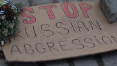 Rusya 'nın Letonya' daki Rus Büyükelçiliği 'nde Ukrayna' ya düzenlediği saldırıya karşı çıkan posterler. Riga, Letonya, 02.25.2022