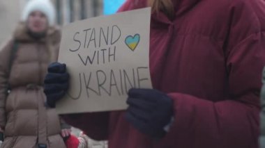 Rusya 'nın Letonya' daki Rus Büyükelçiliği 'nde Ukrayna' ya düzenlediği saldırıya karşı çıkan posterler. Riga, Letonya, 02.25.2022