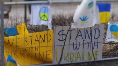 Rusya 'nın Letonya' daki Rus Büyükelçiliği 'nde Ukrayna' ya düzenlediği saldırıya karşı çıkan posterler. Riga, Letonya, 02.25.2022