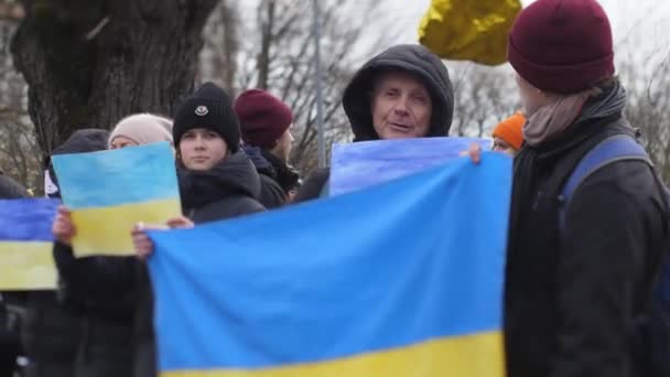 Folk Protesterar Mot Rysk Attack Mot Ukraina Nära Rysslands Ambassad — Stockvideo
