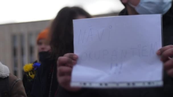 Protestera Affischer Mot Den Ryska Attacken Mot Ukraina Den Ryska — Stockvideo